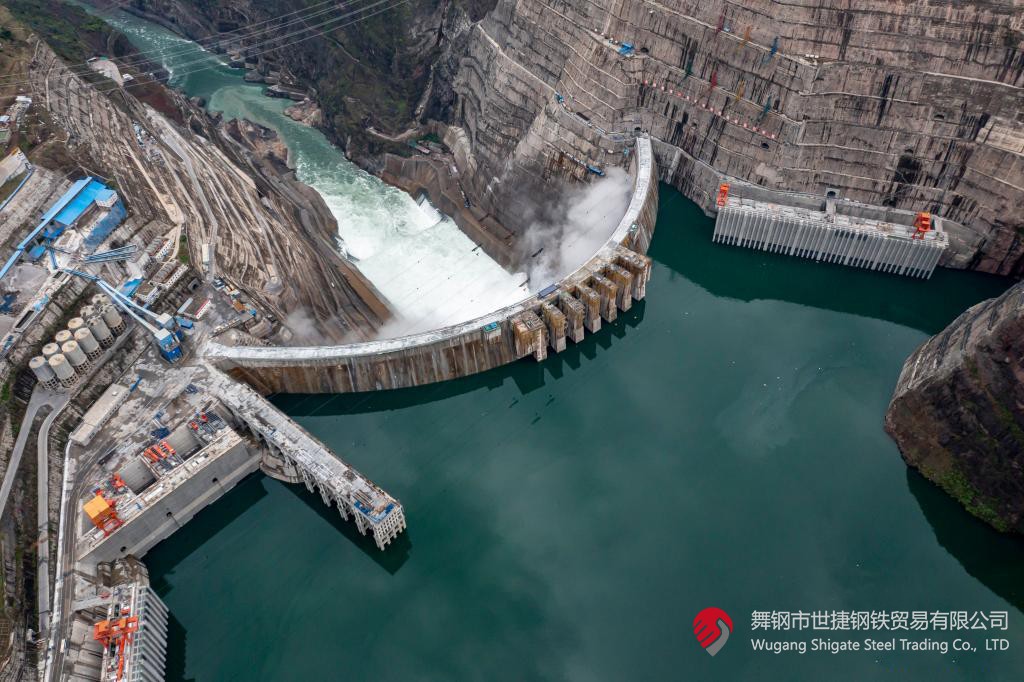 10月24日下午，白鶴灘水電站右岸地下廠房最后一倉封頂混凝土澆筑完成，標(biāo)志著世界在建最大水電站地下廠房全線封頂。在該工程建設(shè)中，河鋼集團(tuán)舞鋼公司累計(jì)生產(chǎn)供應(yīng)Q500、Q345C/B、SX780等數(shù)個新品種鋼板4500噸，主要用于水電站水輪機(jī)座環(huán)、發(fā)電機(jī)頂蓋、控制環(huán)、壓力鋼管制造，大大加速了大型發(fā)電機(jī)組用鋼國產(chǎn)化進(jìn)程。    據(jù)介紹，白鶴灘水電站位于四川省涼山州和云南省昭通市交界處，是世界在建規(guī)模最大的水電工程，裝機(jī)總?cè)萘?600萬千瓦，其左右岸地下廠房內(nèi)分別布置8臺具有完全自主知識產(chǎn)權(quán)的單機(jī)容量達(dá)100萬千瓦的水輪發(fā)電機(jī)組，單機(jī)容量位居世界第一。10月24日下午，白鶴灘水電站成功蓄水至825米高程，首次達(dá)到正常水位，大壩將接受高水位全面檢驗(yàn)。    該工程的規(guī)模天然決定了其施工難度極高，復(fù)雜的地形地質(zhì)條件和技術(shù)指標(biāo)等因素也給施工帶來了巨大挑戰(zhàn)。因此在電站建設(shè)材料及關(guān)鍵部位用鋼的選擇上，客戶慎之又慎，對焊接性能、韌性、強(qiáng)度等均有著極為嚴(yán)苛的技術(shù)要求。舞鋼公司憑借強(qiáng)大的質(zhì)量品牌優(yōu)勢和雄厚的技術(shù)實(shí)力成功中標(biāo)——數(shù)百噸“舞鋼牌”高技術(shù)含量的大厚度高級別水電鋼板用于制造世界單機(jī)容量最大的巨型水輪發(fā)電機(jī)組的座環(huán)。    隨后，舞鋼公司為白鶴灘水電站定制研發(fā)265mm厚的SXQ500D-Z35鋼板，并進(jìn)一步制作加工件。公司科技部高強(qiáng)鋼研究所針對該鋼的生產(chǎn)重點(diǎn)和難點(diǎn)，提前制定措施，并在冶煉、制坯等關(guān)鍵環(huán)節(jié)派人進(jìn)行跟蹤、協(xié)調(diào)。在科技、設(shè)備、生產(chǎn)人員的共同努力下，該批鋼板最終順利生產(chǎn)完畢。鋼板及試樣經(jīng)公司、客戶和第三方檢驗(yàn)機(jī)構(gòu)檢驗(yàn)合格后，在三和盛機(jī)建公司完成切割深加工。    交付客戶后，該鋼憑著焊接性能好、力學(xué)結(jié)構(gòu)良好、低溫沖擊韌性強(qiáng)等優(yōu)點(diǎn)，承受住了巨大的水壓力和沖擊負(fù)荷，再次贏得設(shè)備制造方的高度評價。（舞鋼市委宣傳部 楊德坤 張培軍）